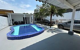 Casa temporada 02 dormitórios com ar condicionado e piscina Guarujá